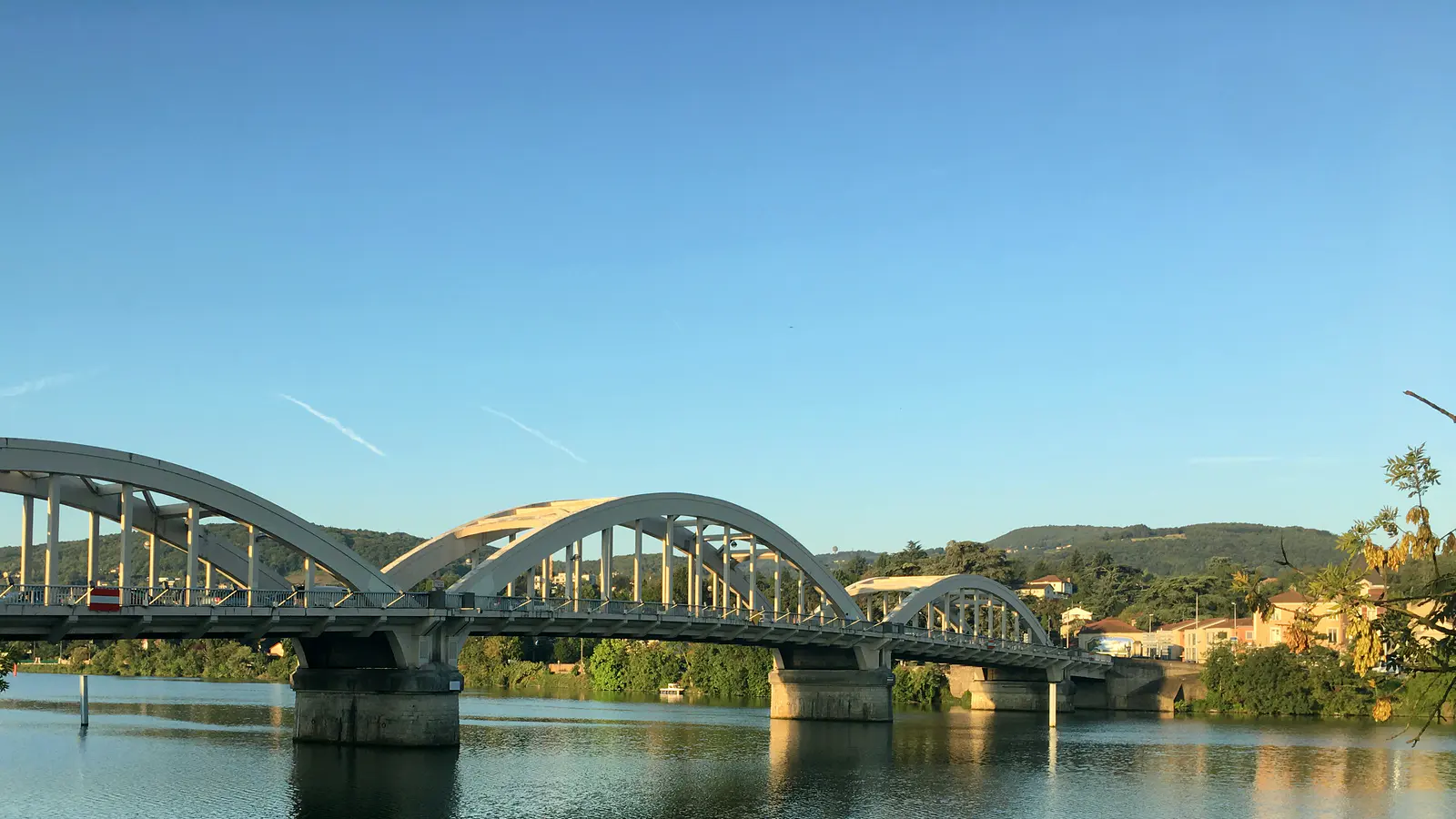 Le pont de Neuville-sur-Saône et la Saône dans la lumière du matin